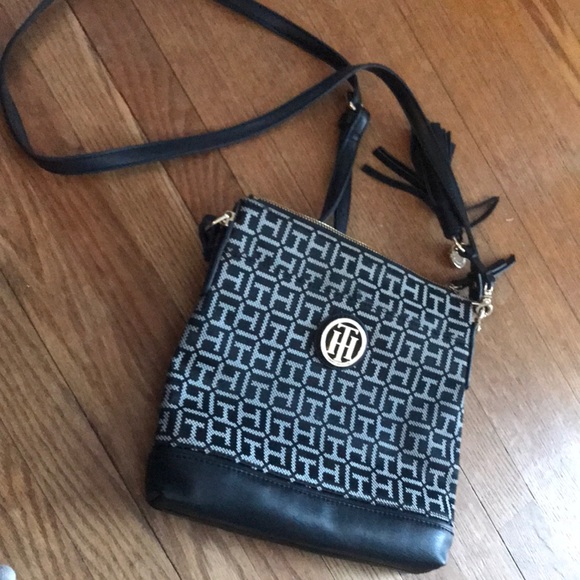 Tommy Hilfiger Handbags - Tommy Hilfiger crossbody Tommy Hilfiger Handbags - Tommy Hilfiger crossbody